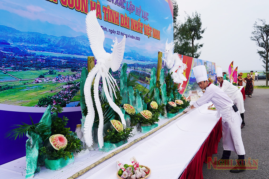  Hà Tĩnh xác lập kỷ lục Chiếc nem cuốn dài nhất Việt Nam 