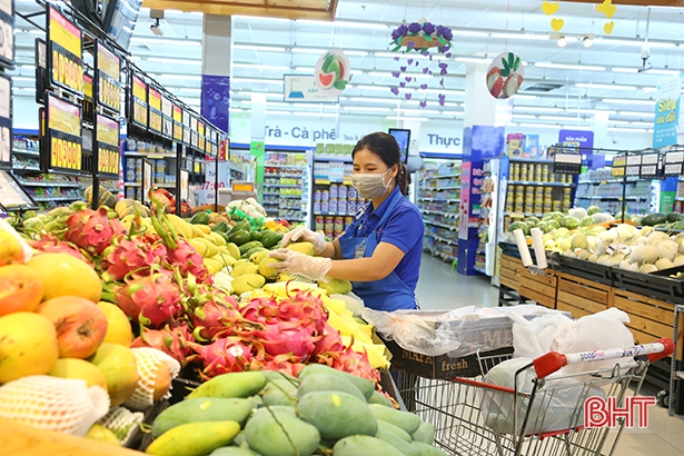 Doanh nghiệp bán lẻ “chạy đua” khuyến mãi trước kỳ nghỉ lễ