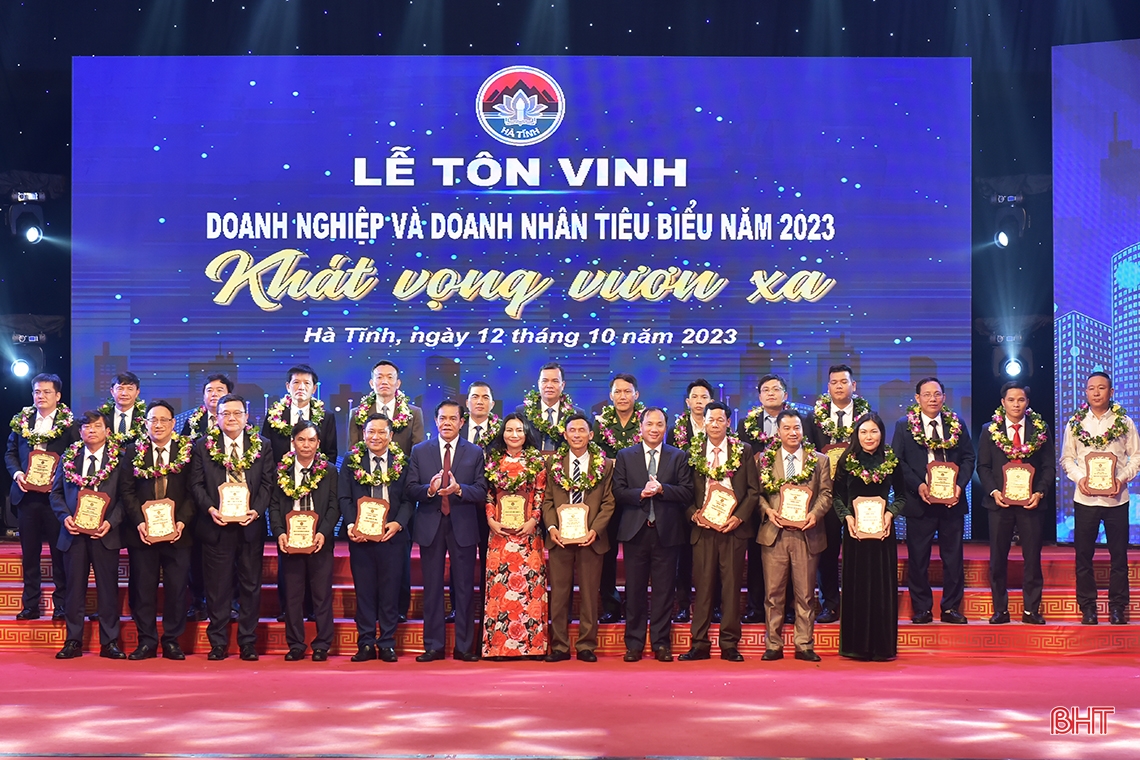UBND tỉnh Hà Tĩnh tặng danh hiệu “Doanh nghiệp tiêu biểu” và “Doanh nhân tiêu biểu” năm 2023 cho 24 doanh nghiệp và 29 doanh nhân.