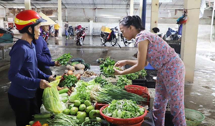 Rau xanh tăng giá sau những ngày mưa lụt